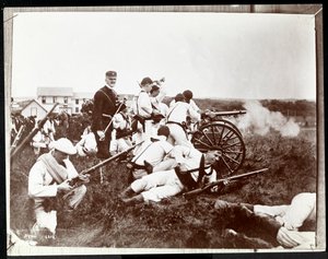 Kopifotografi af et tidligere foto af soldater fra New York Naval Reserves involveret i et falsk slag med kanoner, Fishers Island, New York, 1917 (sølv gelatinetryk)